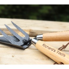 Hampers and Gifts to the UK - Send the Gardeners Personalised Fork and Trowel Set